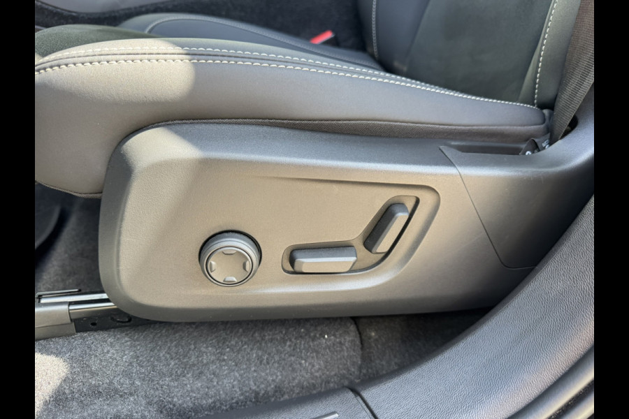 Volvo XC40 Recharge Pro Adaptive Cruise All-Season Banden Panoramadak AppleCarplay Elec. inklapbare trekhaak Leder/Alcantara Wifi