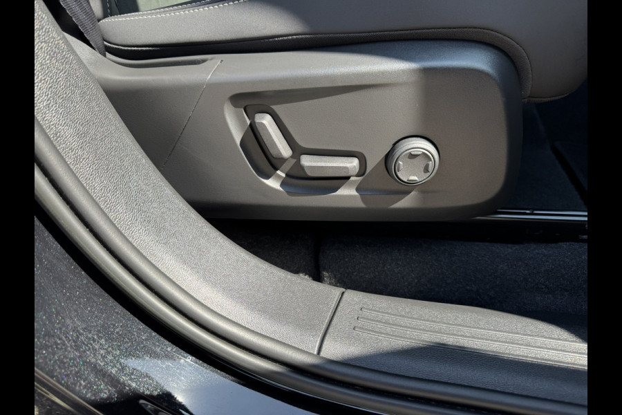Volvo XC40 Recharge Pro Adaptive Cruise All-Season Banden Panoramadak AppleCarplay Elec. inklapbare trekhaak Leder/Alcantara Wifi