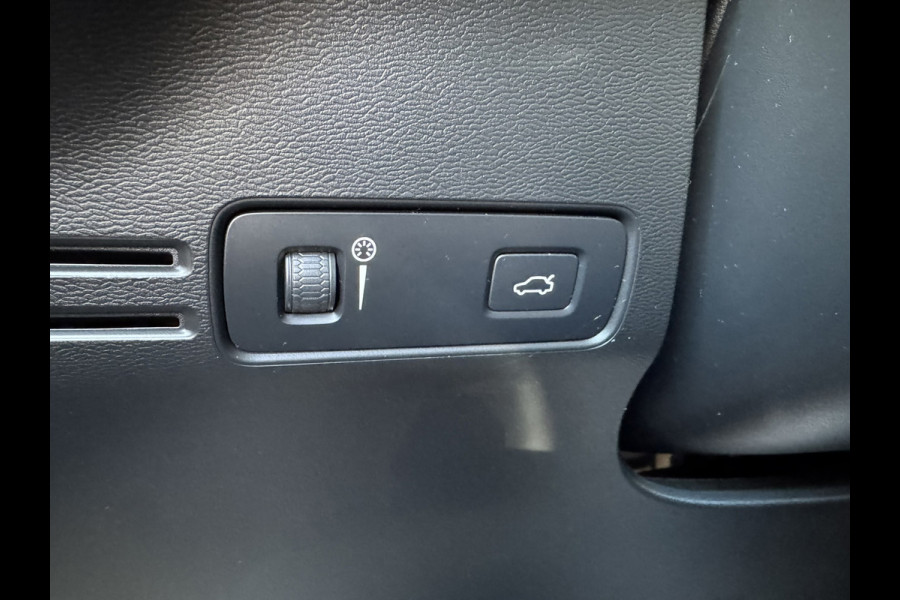 Volvo XC40 Recharge Pro Adaptive Cruise All-Season Banden Panoramadak AppleCarplay Elec. inklapbare trekhaak Leder/Alcantara Wifi