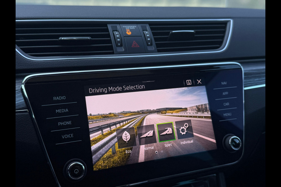 Škoda Superb Combi 1.4 TSI iV Sportline Pano|Sfeer|ACC|Dodehoek|Dealer Onderhouden