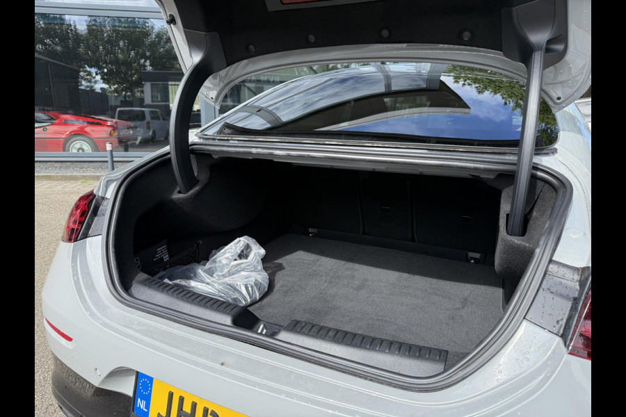 Mercedes-Benz CLA-Klasse 250+ Launch Edition 85.5 kWh AMG| NIEUW MODEL| 11.000KM!| ELEKTRISCHE STOELEN| CAMERA| DODE HOEK| FABRIEKSGARANTIE MERCEDES| ORIGINEEL NEDERLANDS NAP| ALPINE GRIJS| 19 INCH VELGEN|