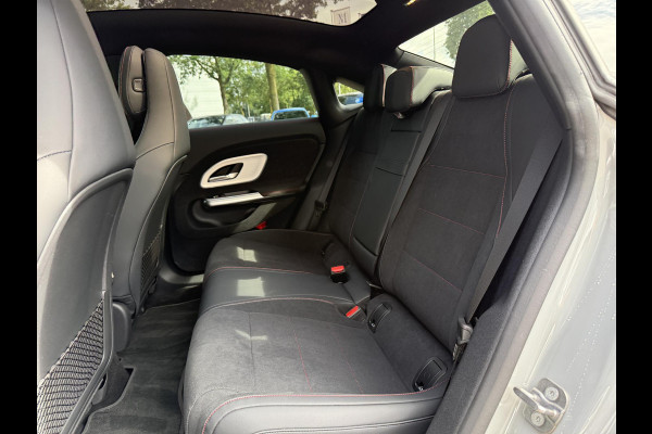 Mercedes-Benz CLA-Klasse 250+ Launch Edition 85.5 kWh AMG| NIEUW MODEL| 11.000KM!| ELEKTRISCHE STOELEN| CAMERA| DODE HOEK| FABRIEKSGARANTIE MERCEDES| ORIGINEEL NEDERLANDS NAP| ALPINE GRIJS| 19 INCH VELGEN|