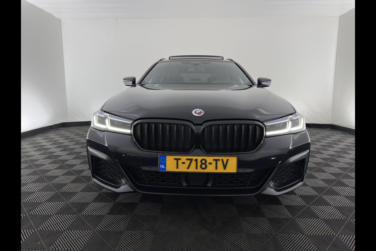 BMW 5 Serie Touring 530e xDrive Business Edition Plus M-Sportpack (Plug-in) {SoH-96%} (INCL.BTW) *PANO | HEAD-UP | LEATHER | FULL-LED | MEMORY-PACK | HARMAN/KARDON | BLINDSPOT | DIGI-COCKPIT | CAMERA | NAVI-FULLMAP | PRIVACY-GLASS | SHIFTPADDLES | ECC | PDC | 18''ALU