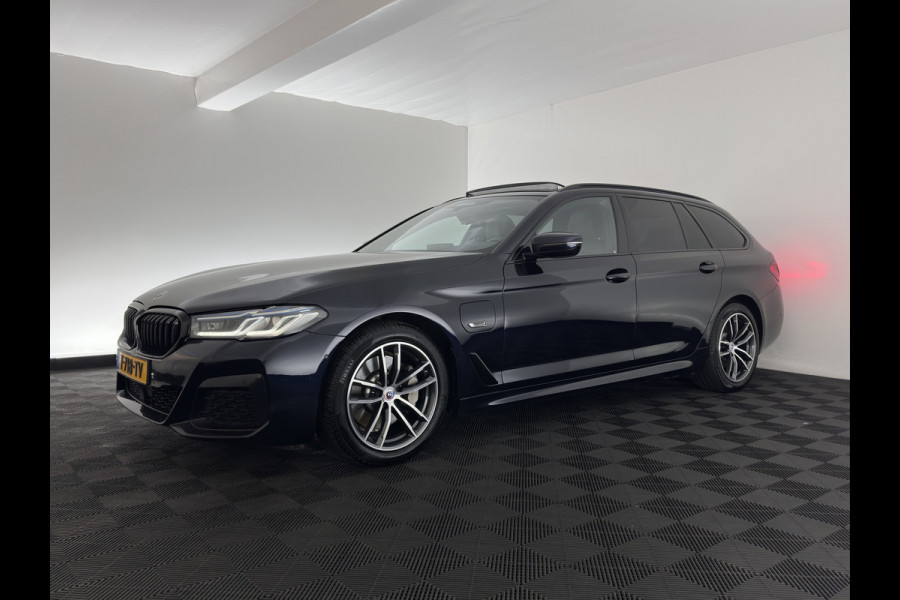 BMW 5 Serie Touring 530e xDrive Business Edition Plus M-Sportpack (Plug-in) {SoH-96%} (INCL.BTW) *PANO | HEAD-UP | LEATHER | FULL-LED | MEMORY-PACK | HARMAN/KARDON | BLINDSPOT | DIGI-COCKPIT | CAMERA | NAVI-FULLMAP | PRIVACY-GLASS | SHIFTPADDLES | ECC | PDC | 18''ALU