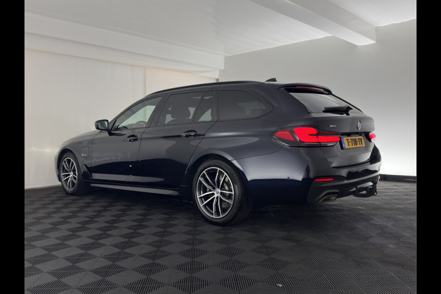 BMW 5 Serie Touring 530e xDrive Business Edition Plus M-Sportpack (Plug-in) {SoH-96%} (INCL.BTW) *PANO | HEAD-UP | LEATHER | FULL-LED | MEMORY-PACK | HARMAN/KARDON | BLINDSPOT | DIGI-COCKPIT | CAMERA | NAVI-FULLMAP | PRIVACY-GLASS | SHIFTPADDLES | ECC | PDC | 18''ALU