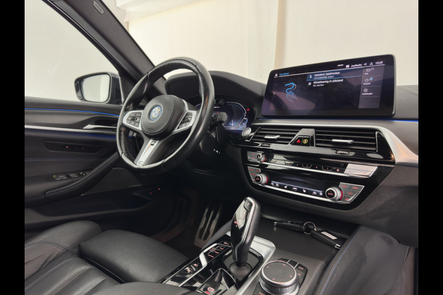 BMW 5 Serie Touring 530e xDrive Business Edition Plus M-Sportpack (Plug-in) {SoH-96%} (INCL.BTW) *PANO | HEAD-UP | LEATHER | FULL-LED | MEMORY-PACK | HARMAN/KARDON | BLINDSPOT | DIGI-COCKPIT | CAMERA | NAVI-FULLMAP | PRIVACY-GLASS | SHIFTPADDLES | ECC | PDC | 18''ALU