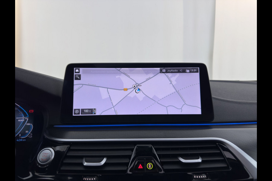 BMW 5 Serie Touring 530e xDrive Business Edition Plus M-Sportpack (Plug-in) {SoH-96%} (INCL.BTW) *PANO | HEAD-UP | LEATHER | FULL-LED | MEMORY-PACK | HARMAN/KARDON | BLINDSPOT | DIGI-COCKPIT | CAMERA | NAVI-FULLMAP | PRIVACY-GLASS | SHIFTPADDLES | ECC | PDC | 18''ALU