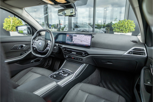 BMW 3 Serie Touring 330e xDrive - Elek. Trekhaak | 360 Camera | ACC