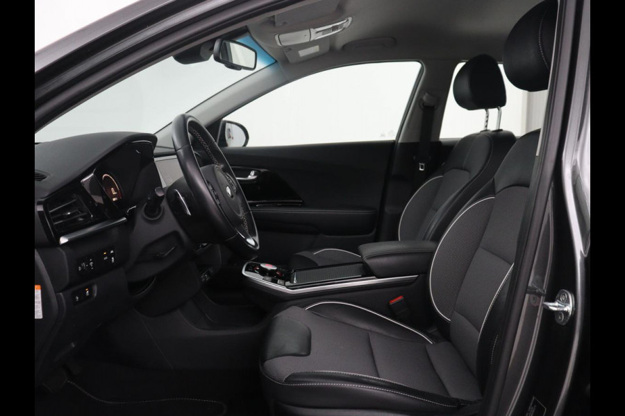 Kia e-Niro ComfortLine 64 kWh | SOH 93,9% | Half leder | Adaptive cruise | Carplay | Navigatie | Bluetooth | Camera | Climate control | Park assist | Trekhaak