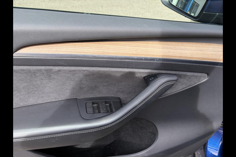 Tesla Model Y Long Range AWD 75 kWh prijs + btw of marge en kan drna online !!!! dit weg hale uit de titel | SOH 97% | RIJKLAAR GELEVERD | | TESLA FABRIEKSGARANTIE TOT 3-2027 OF 80.000 | TESLA GARANTIE ACCU + AANDRIJFLIJN T/M 03-2031/ 192.000KM|