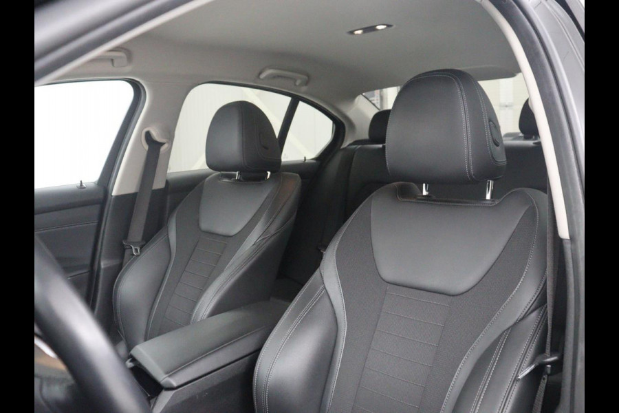 BMW 3-serie 320i Executive Edition | Half leder | Cruise control | Navigatie | Bluetooth | Carplay | Park assist | Interieurverlichting | Virtueel dashboard | Climate control | Full LED | 18" velgen
