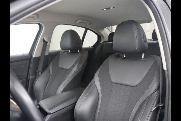 BMW 3-serie 320i Executive Edition | Half leder | Cruise control | Navigatie | Bluetooth | Carplay | Park assist | Interieurverlichting | Virtueel dashboard | Climate control | Full LED | 18" velgen