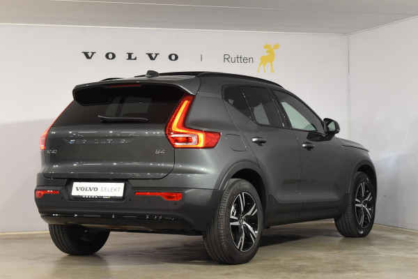 Volvo XC40 B4 211PK Automaat Plus Dark / Adaptive Cruise control / Extra getint glas / Harman Kardon / Elektrisch verstelbare stoelen met geheugen / Stoel- en stuurverwarming / Elektrisch panorama schuifdak / Trekhaak