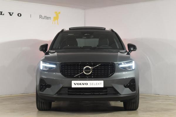 Volvo XC40 B4 211PK Automaat Plus Dark / Adaptive Cruise control / Extra getint glas / Harman Kardon / Elektrisch verstelbare stoelen met geheugen / Stoel- en stuurverwarming / Elektrisch panorama schuifdak / Trekhaak