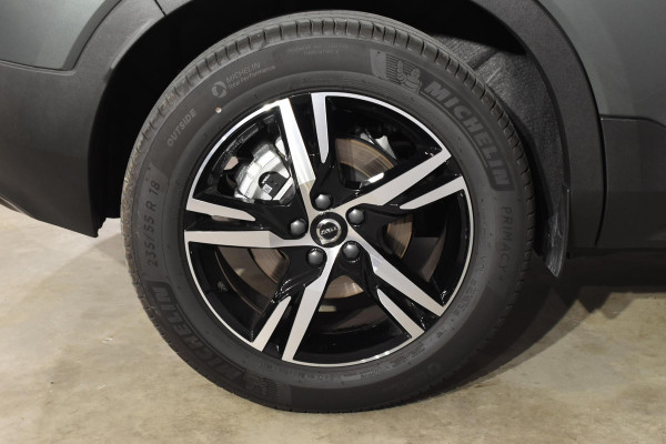 Volvo XC40 B4 211PK Automaat Plus Dark / Adaptive Cruise control / Extra getint glas / Harman Kardon / Elektrisch verstelbare stoelen met geheugen / Stoel- en stuurverwarming / Elektrisch panorama schuifdak / Trekhaak