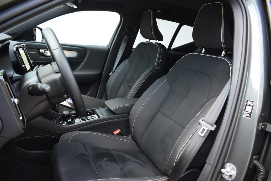Volvo XC40 B4 211PK Automaat Plus Dark / Adaptive Cruise control / Extra getint glas / Harman Kardon / Elektrisch verstelbare stoelen met geheugen / Stoel- en stuurverwarming / Elektrisch panorama schuifdak / Trekhaak