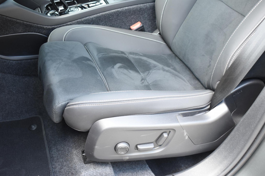 Volvo XC40 B4 211PK Automaat Plus Dark / Adaptive Cruise control / Extra getint glas / Harman Kardon / Elektrisch verstelbare stoelen met geheugen / Stoel- en stuurverwarming / Elektrisch panorama schuifdak / Trekhaak