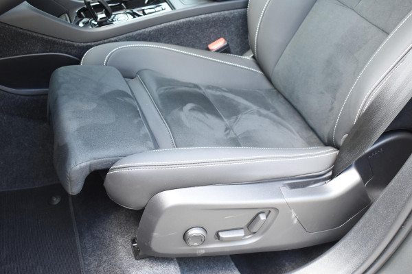 Volvo XC40 B4 211PK Automaat Plus Dark / Adaptive Cruise control / Extra getint glas / Harman Kardon / Elektrisch verstelbare stoelen met geheugen / Stoel- en stuurverwarming / Elektrisch panorama schuifdak / Trekhaak