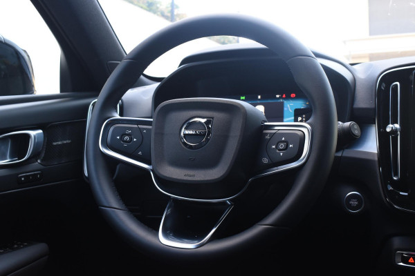 Volvo XC40 B4 211PK Automaat Plus Dark / Adaptive Cruise control / Extra getint glas / Harman Kardon / Elektrisch verstelbare stoelen met geheugen / Stoel- en stuurverwarming / Elektrisch panorama schuifdak / Trekhaak