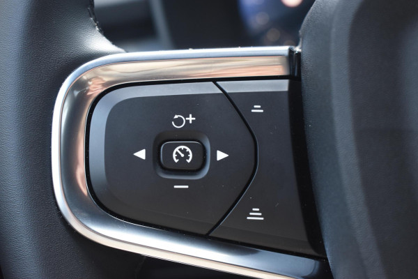 Volvo XC40 B4 211PK Automaat Plus Dark / Adaptive Cruise control / Extra getint glas / Harman Kardon / Elektrisch verstelbare stoelen met geheugen / Stoel- en stuurverwarming / Elektrisch panorama schuifdak / Trekhaak