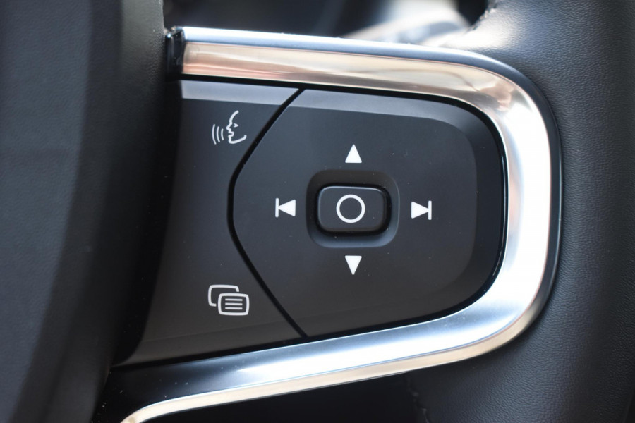 Volvo XC40 B4 211PK Automaat Plus Dark / Adaptive Cruise control / Extra getint glas / Harman Kardon / Elektrisch verstelbare stoelen met geheugen / Stoel- en stuurverwarming / Elektrisch panorama schuifdak / Trekhaak