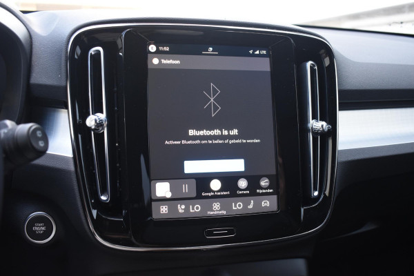 Volvo XC40 B4 211PK Automaat Plus Dark / Adaptive Cruise control / Extra getint glas / Harman Kardon / Elektrisch verstelbare stoelen met geheugen / Stoel- en stuurverwarming / Elektrisch panorama schuifdak / Trekhaak