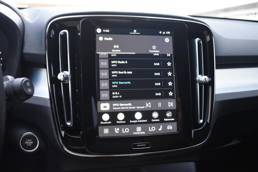 Volvo XC40 B4 211PK Automaat Plus Dark / Adaptive Cruise control / Extra getint glas / Harman Kardon / Elektrisch verstelbare stoelen met geheugen / Stoel- en stuurverwarming / Elektrisch panorama schuifdak / Trekhaak