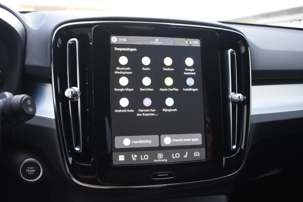 Volvo XC40 B4 211PK Automaat Plus Dark / Adaptive Cruise control / Extra getint glas / Harman Kardon / Elektrisch verstelbare stoelen met geheugen / Stoel- en stuurverwarming / Elektrisch panorama schuifdak / Trekhaak