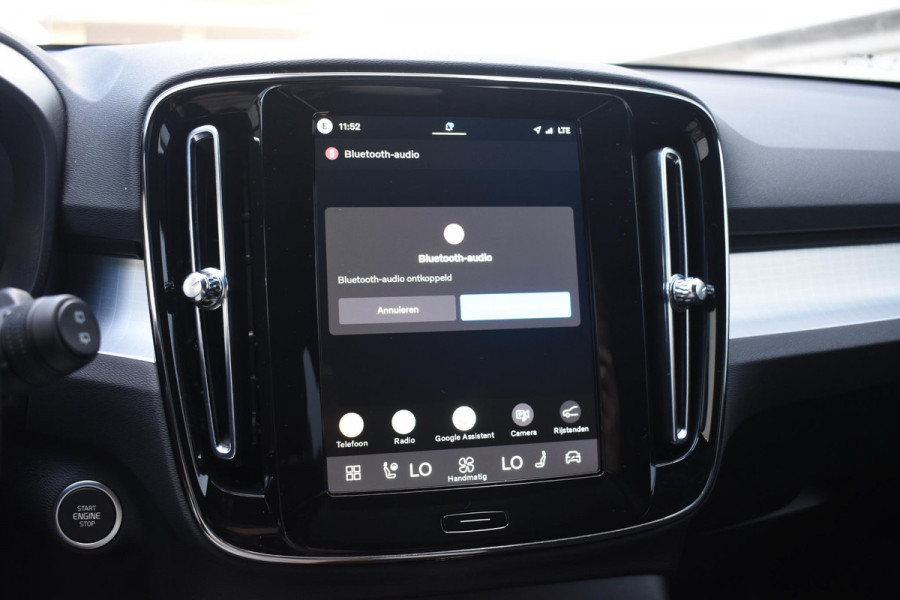Volvo XC40 B4 211PK Automaat Plus Dark / Adaptive Cruise control / Extra getint glas / Harman Kardon / Elektrisch verstelbare stoelen met geheugen / Stoel- en stuurverwarming / Elektrisch panorama schuifdak / Trekhaak