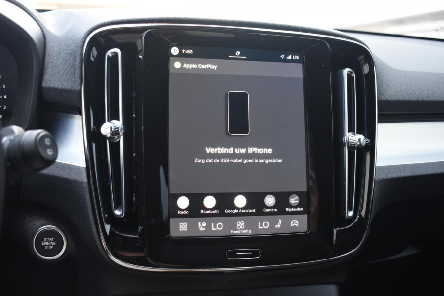 Volvo XC40 B4 211PK Automaat Plus Dark / Adaptive Cruise control / Extra getint glas / Harman Kardon / Elektrisch verstelbare stoelen met geheugen / Stoel- en stuurverwarming / Elektrisch panorama schuifdak / Trekhaak