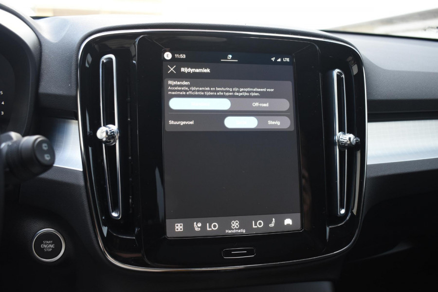 Volvo XC40 B4 211PK Automaat Plus Dark / Adaptive Cruise control / Extra getint glas / Harman Kardon / Elektrisch verstelbare stoelen met geheugen / Stoel- en stuurverwarming / Elektrisch panorama schuifdak / Trekhaak