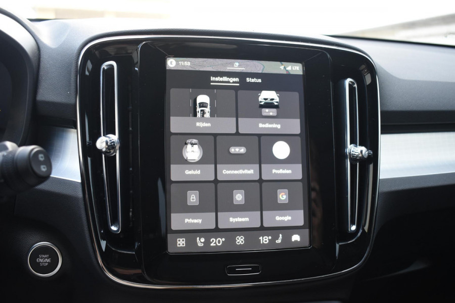 Volvo XC40 B4 211PK Automaat Plus Dark / Adaptive Cruise control / Extra getint glas / Harman Kardon / Elektrisch verstelbare stoelen met geheugen / Stoel- en stuurverwarming / Elektrisch panorama schuifdak / Trekhaak