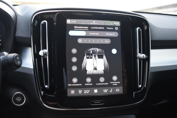Volvo XC40 B4 211PK Automaat Plus Dark / Adaptive Cruise control / Extra getint glas / Harman Kardon / Elektrisch verstelbare stoelen met geheugen / Stoel- en stuurverwarming / Elektrisch panorama schuifdak / Trekhaak
