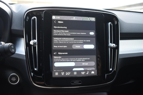 Volvo XC40 B4 211PK Automaat Plus Dark / Adaptive Cruise control / Extra getint glas / Harman Kardon / Elektrisch verstelbare stoelen met geheugen / Stoel- en stuurverwarming / Elektrisch panorama schuifdak / Trekhaak