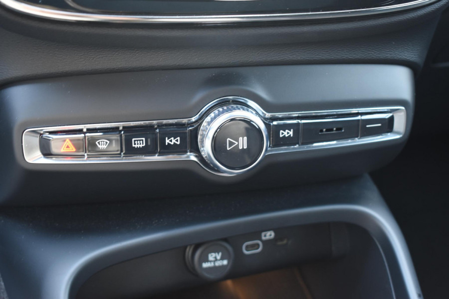 Volvo XC40 B4 211PK Automaat Plus Dark / Adaptive Cruise control / Extra getint glas / Harman Kardon / Elektrisch verstelbare stoelen met geheugen / Stoel- en stuurverwarming / Elektrisch panorama schuifdak / Trekhaak