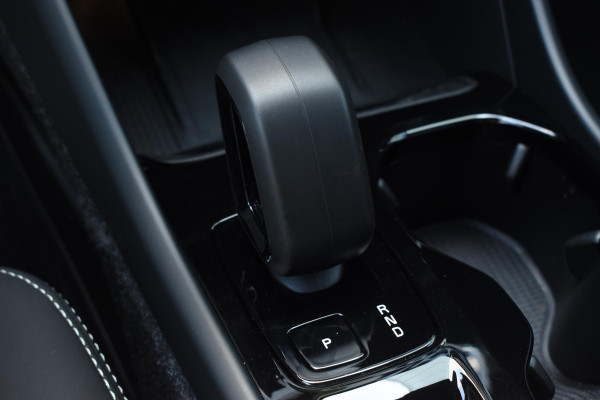 Volvo XC40 B4 211PK Automaat Plus Dark / Adaptive Cruise control / Extra getint glas / Harman Kardon / Elektrisch verstelbare stoelen met geheugen / Stoel- en stuurverwarming / Elektrisch panorama schuifdak / Trekhaak