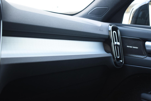 Volvo XC40 B4 211PK Automaat Plus Dark / Adaptive Cruise control / Extra getint glas / Harman Kardon / Elektrisch verstelbare stoelen met geheugen / Stoel- en stuurverwarming / Elektrisch panorama schuifdak / Trekhaak
