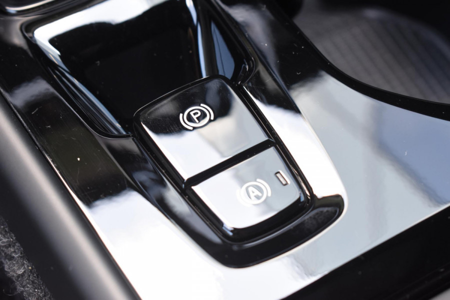 Volvo XC40 B4 211PK Automaat Plus Dark / Adaptive Cruise control / Extra getint glas / Harman Kardon / Elektrisch verstelbare stoelen met geheugen / Stoel- en stuurverwarming / Elektrisch panorama schuifdak / Trekhaak