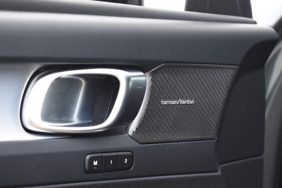 Volvo XC40 B4 211PK Automaat Plus Dark / Adaptive Cruise control / Extra getint glas / Harman Kardon / Elektrisch verstelbare stoelen met geheugen / Stoel- en stuurverwarming / Elektrisch panorama schuifdak / Trekhaak