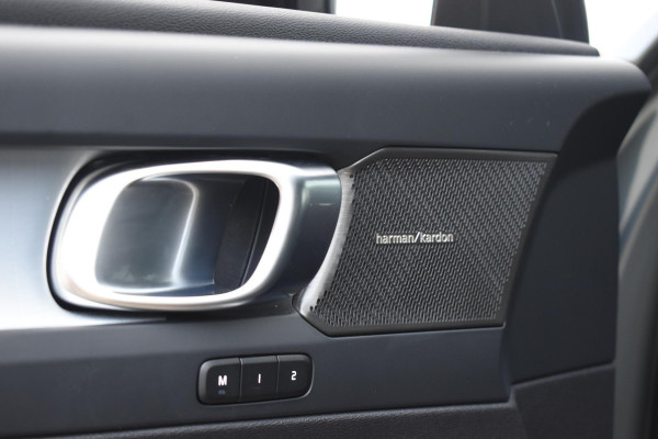 Volvo XC40 B4 211PK Automaat Plus Dark / Adaptive Cruise control / Extra getint glas / Harman Kardon / Elektrisch verstelbare stoelen met geheugen / Stoel- en stuurverwarming / Elektrisch panorama schuifdak / Trekhaak
