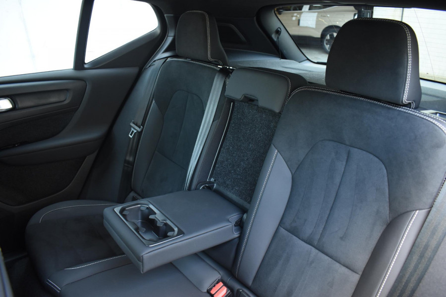 Volvo XC40 B4 211PK Automaat Plus Dark / Adaptive Cruise control / Extra getint glas / Harman Kardon / Elektrisch verstelbare stoelen met geheugen / Stoel- en stuurverwarming / Elektrisch panorama schuifdak / Trekhaak