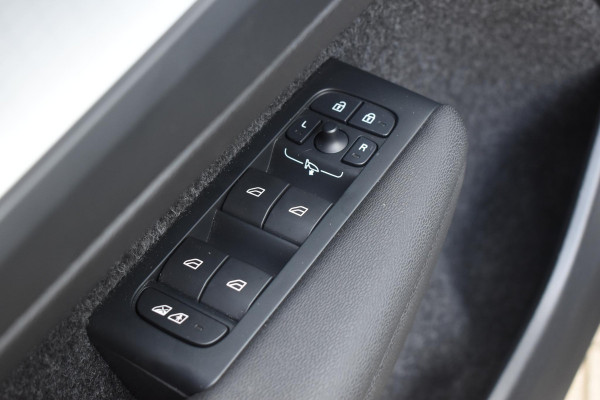 Volvo XC40 B4 211PK Automaat Plus Dark / Adaptive Cruise control / Extra getint glas / Harman Kardon / Elektrisch verstelbare stoelen met geheugen / Stoel- en stuurverwarming / Elektrisch panorama schuifdak / Trekhaak