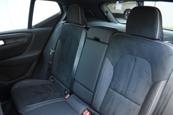 Volvo XC40 B4 211PK Automaat Plus Dark / Adaptive Cruise control / Extra getint glas / Harman Kardon / Elektrisch verstelbare stoelen met geheugen / Stoel- en stuurverwarming / Elektrisch panorama schuifdak / Trekhaak