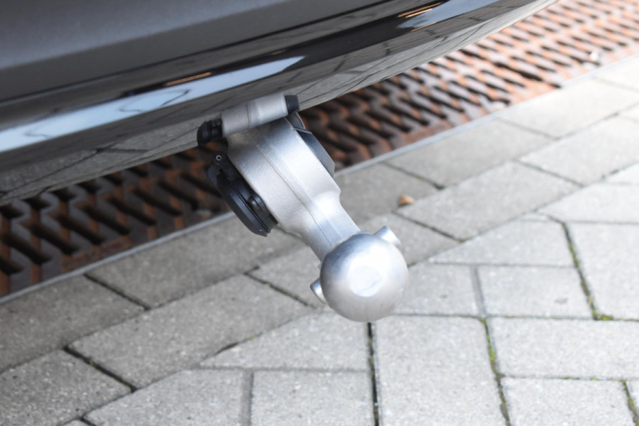 Volvo XC40 B4 211PK Automaat Plus Dark / Adaptive Cruise control / Extra getint glas / Harman Kardon / Elektrisch verstelbare stoelen met geheugen / Stoel- en stuurverwarming / Elektrisch panorama schuifdak / Trekhaak