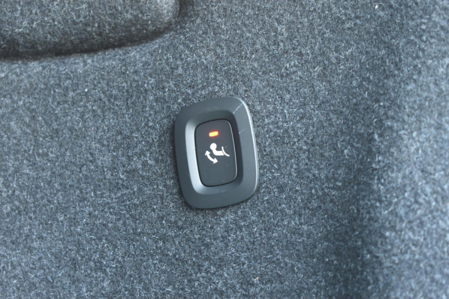 Volvo XC40 B4 211PK Automaat Plus Dark / Adaptive Cruise control / Extra getint glas / Harman Kardon / Elektrisch verstelbare stoelen met geheugen / Stoel- en stuurverwarming / Elektrisch panorama schuifdak / Trekhaak