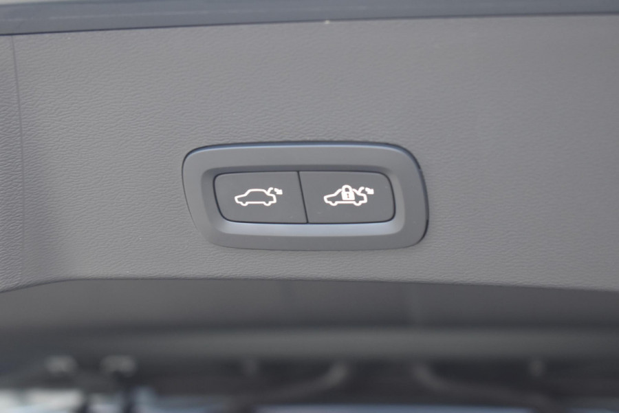 Volvo XC40 B4 211PK Automaat Plus Dark / Adaptive Cruise control / Extra getint glas / Harman Kardon / Elektrisch verstelbare stoelen met geheugen / Stoel- en stuurverwarming / Elektrisch panorama schuifdak / Trekhaak