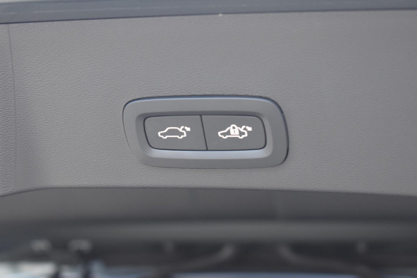 Volvo XC40 B4 211PK Automaat Plus Dark / Adaptive Cruise control / Extra getint glas / Harman Kardon / Elektrisch verstelbare stoelen met geheugen / Stoel- en stuurverwarming / Elektrisch panorama schuifdak / Trekhaak