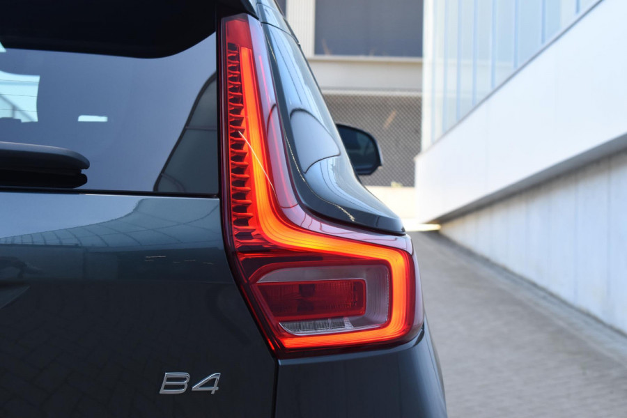 Volvo XC40 B4 211PK Automaat Plus Dark / Adaptive Cruise control / Extra getint glas / Harman Kardon / Elektrisch verstelbare stoelen met geheugen / Stoel- en stuurverwarming / Elektrisch panorama schuifdak / Trekhaak