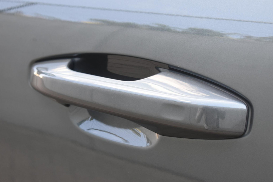 Volvo XC40 B4 211PK Automaat Plus Dark / Adaptive Cruise control / Extra getint glas / Harman Kardon / Elektrisch verstelbare stoelen met geheugen / Stoel- en stuurverwarming / Elektrisch panorama schuifdak / Trekhaak