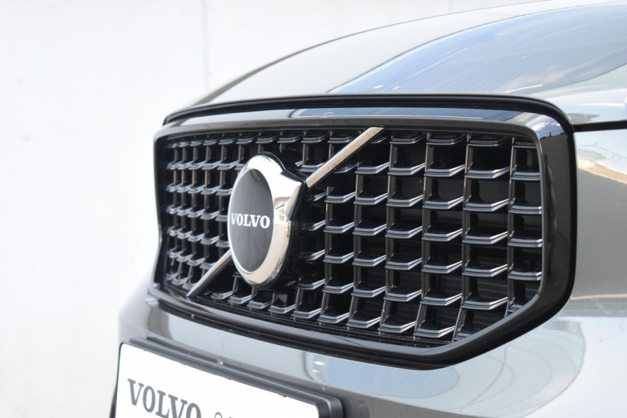 Volvo XC40 B4 211PK Automaat Plus Dark / Adaptive Cruise control / Extra getint glas / Harman Kardon / Elektrisch verstelbare stoelen met geheugen / Stoel- en stuurverwarming / Elektrisch panorama schuifdak / Trekhaak